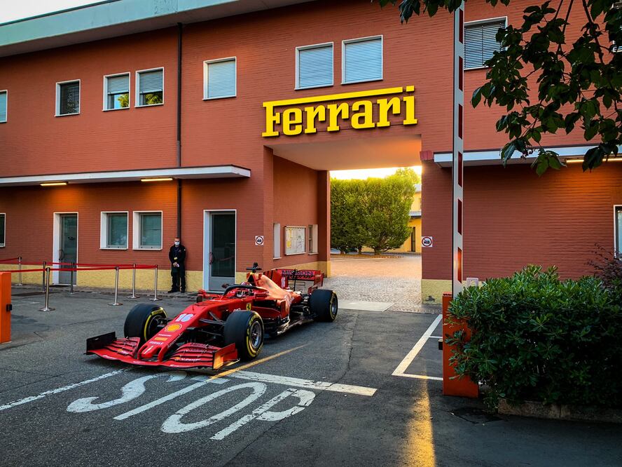 Monoplaza de Ferrari rueda por las calles de Italia