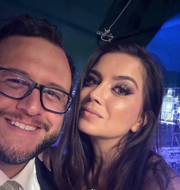 "Viva el amor", festejan José Ramón López Beltrán y su esposa desde el Zócalo