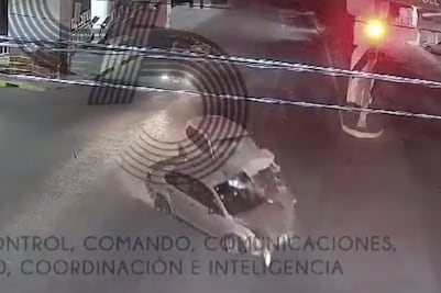VIDEO: Conductor queda grave tras choque entre autos en Tlaxcala 