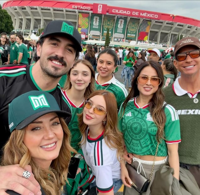 Andrea Legarreta y Erik Rubín asisten con sus nuevas parejas y sus hijas, al partido mundialista de la Selección Mexicana.
Instagram erikrubinoficial