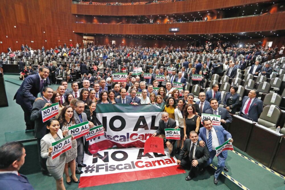 Legisladores panistas mostraron su rechazo al presidente de la Mesa Directiva del Senado, Ernesto Cordero, a quien además de gritarle, le mostraron cartulinas, una de ella que decía "EPN te amo, atte. Cordero". (LUIS CORTÉS. EL UNIVERSAL)