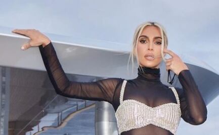 Kim Kardashian presume su nueva mini cintura en minifalda y top