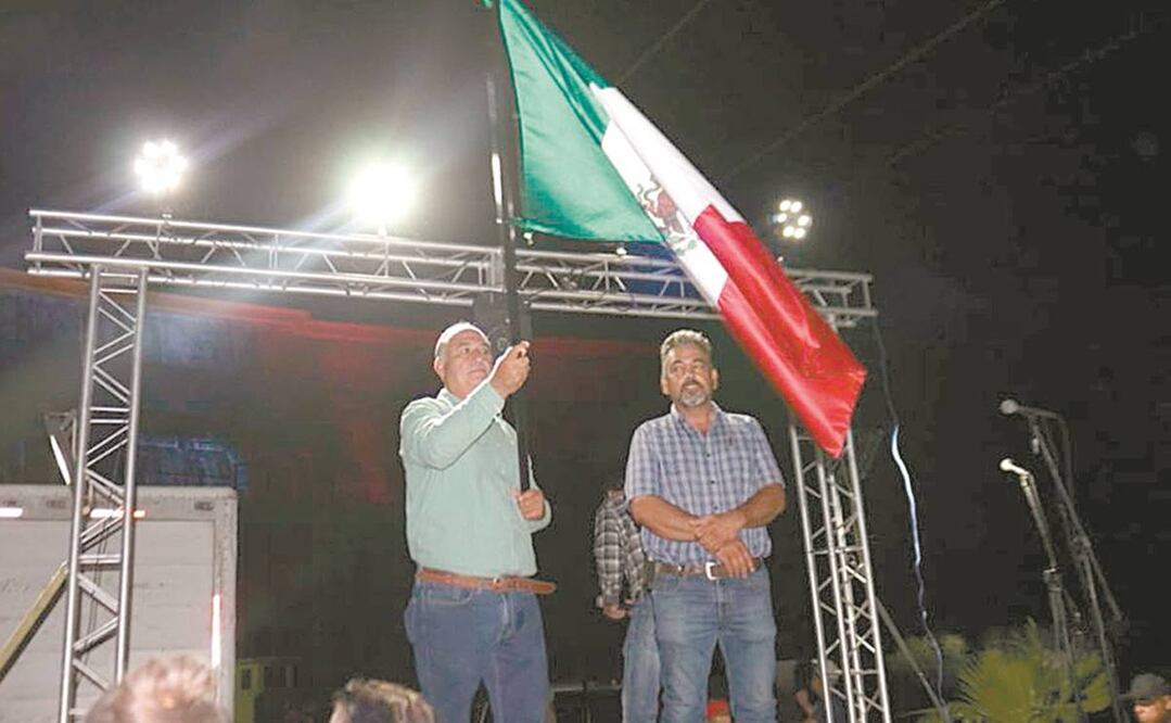 Jaime Ramírez ondeó la Bandera mientras arengaba por la causa de los agricultores. Foto: CORTESÍA