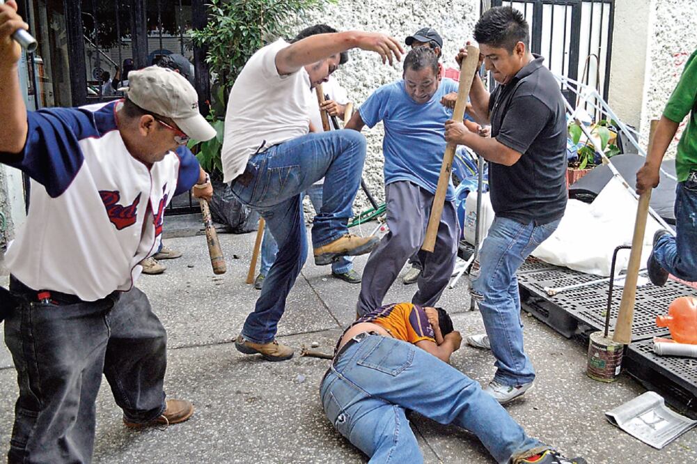 Choferes de organizaciones contrarias realizaron retenes e identificaron a sus opositores como "piratas"; les quitaron placas y a algunos los golpearon. (DASSAEV TELLEZ. EL UNIVERSAL)