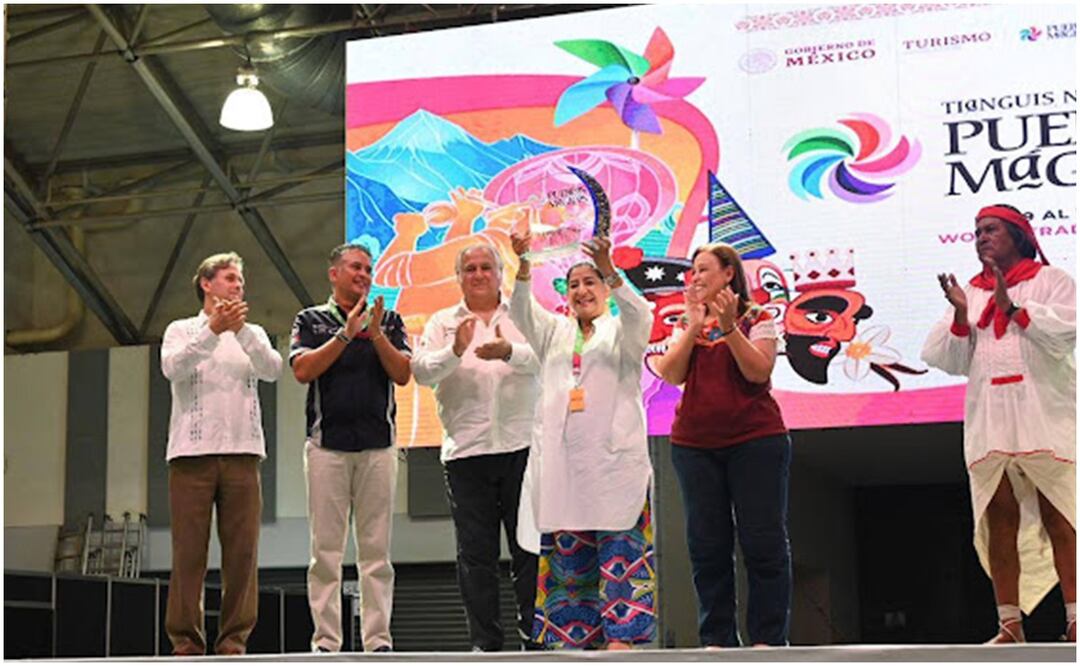 La estafeta de la séptima edición de este tianguis fue recibida por la secretaria de Turismo del Gobierno de Hidalgo, Elizabeth Quintanar Gómez. Foto: Especial