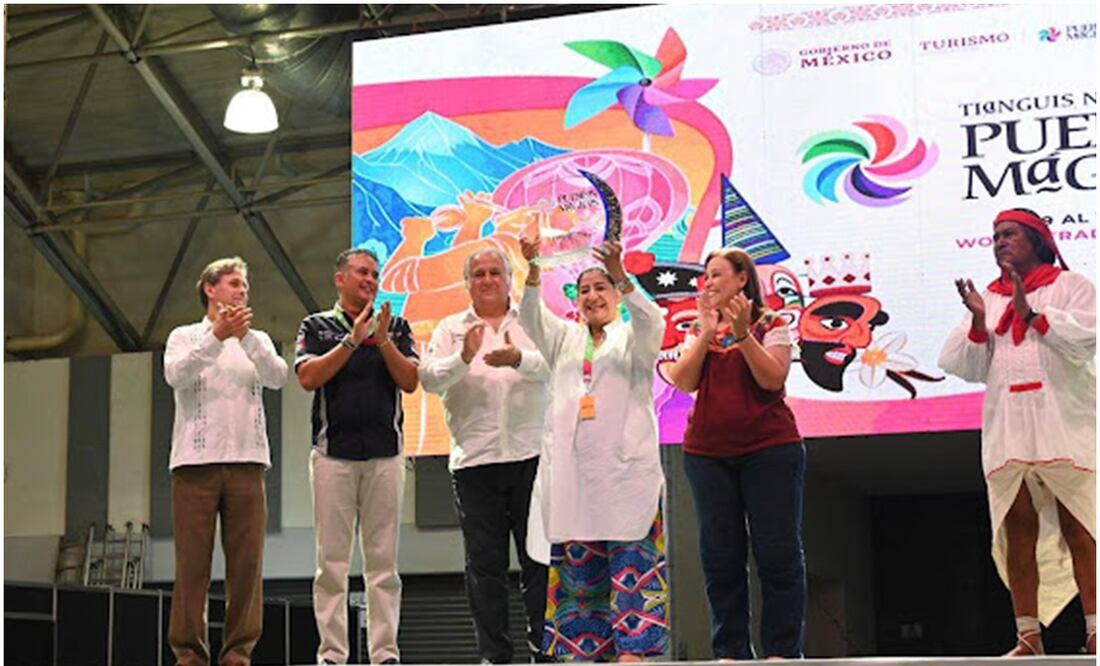 La estafeta de la séptima edición de este tianguis fue recibida por la secretaria de Turismo del Gobierno de Hidalgo, Elizabeth Quintanar Gómez. Foto: Especial