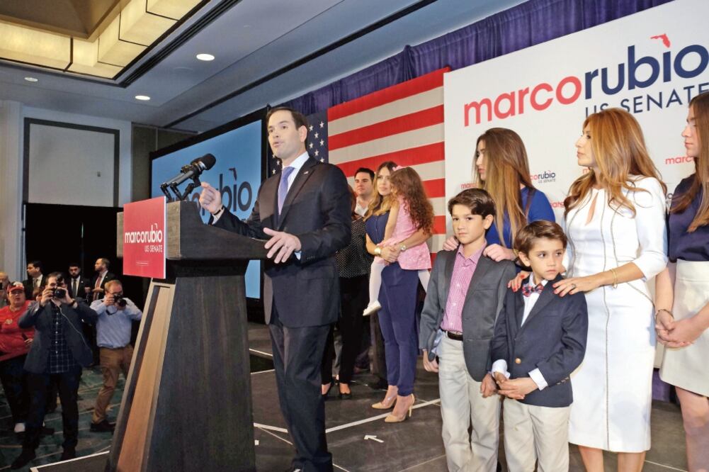 El senador republicano por Florida Marco Rubio, acompañado de su familia, ofreció un discurso ante sus seguidores tras lograr ayer la reelección (GASTÓN DE CÁRDENAS. EFE)