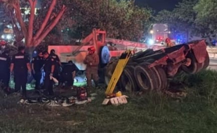 Camioneta se estrella contra tractocamión que transportaba viga de concreto de 50 toneladas en Mérida; una persona perdió la vida