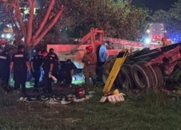 Camioneta se estrella contra tractocamión que transportaba viga de concreto de 50 toneladas en Mérida; una persona perdió la vida