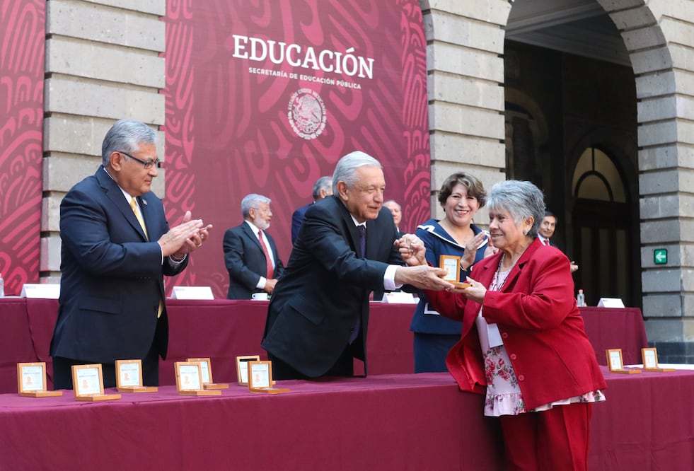 El presidente López Obrador ha expresado su reconocimiento a los maestros y las maestras de México. Foto: SEP