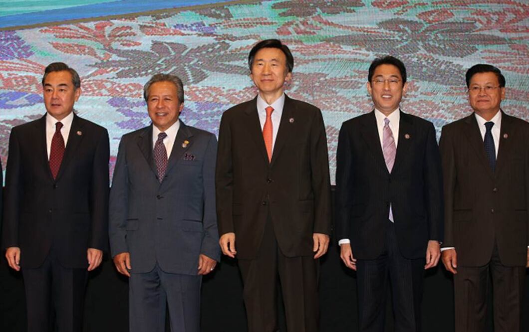 De izquierda a derecha, el ministro de relaciones exteriores de Corea del Sur Yun Byung-se (c), su homólogo japonés Fumio Kishida (2-d) y el homólogo chino Wang Yi (i) luego de una reunión de ministros de exteriores en Kuala Lumpur (EFE)