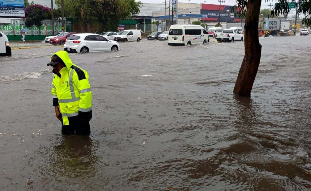 En diferentes puntos del municipio de Tultitlán se registran encharcamientos debido a la intensa lluvia.
Foto: Especial.
