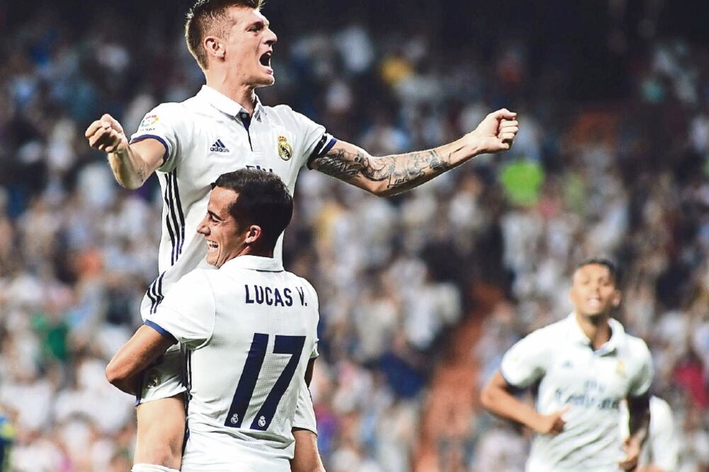 Toni Kroos festejó su anotación con Lucas Vázquez en el Bernabéu (REX SHUTTERSTOCK. XINHUA)