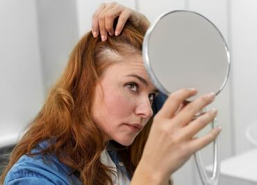 Para qué sirve aplicar vinagre de manzana en las canas del cabello