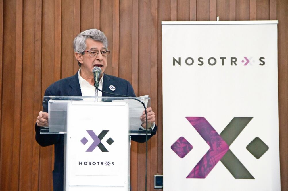 Mauricio Merino, coordinador nacional de la organización política Nosotrx s, encabezó la asamblea por el primer aniversario del movimiento. (YADÍN XOLALPA. EL UNIVERSAL)