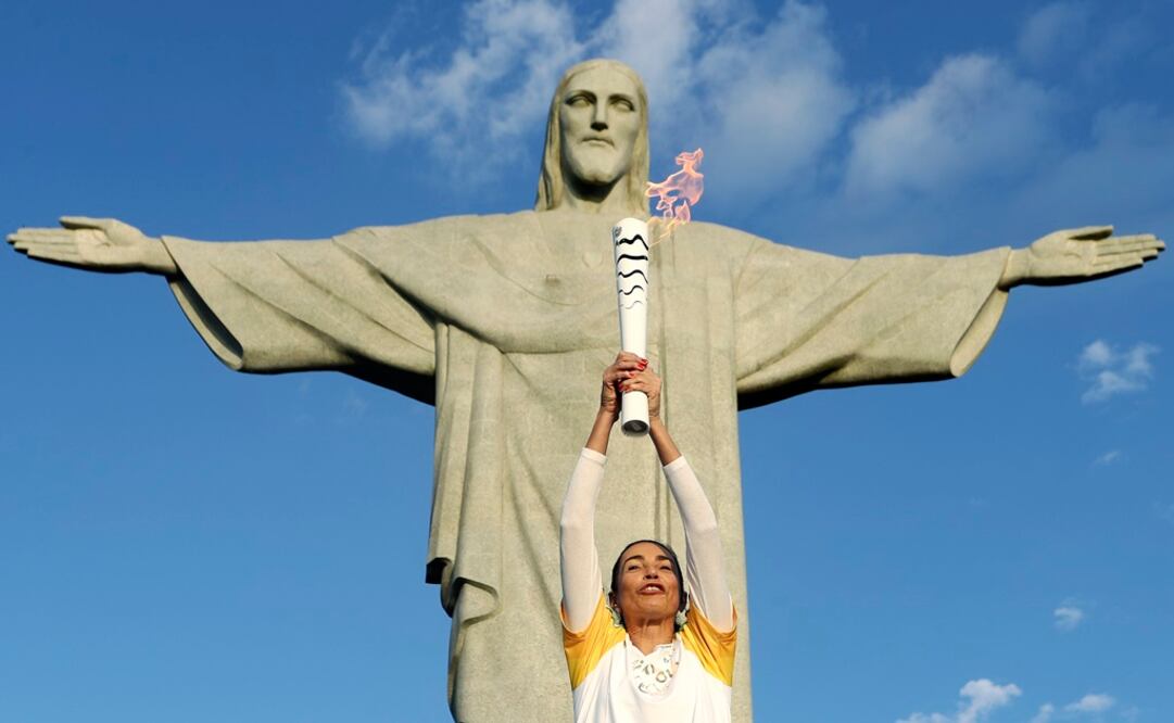 La antorcha olímpica llegó al Cristo Redentor, un monumento emblemático de Río de Janeiro, en manos de la exvoleibolista olímpica Isabel Barroso a unas horas de la apertura de los Juegos Olímpicos. Foto: EFE