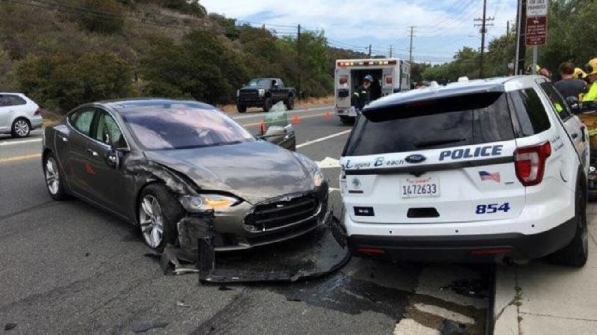Otro choque de Tesla, esta vez con una patrulla...