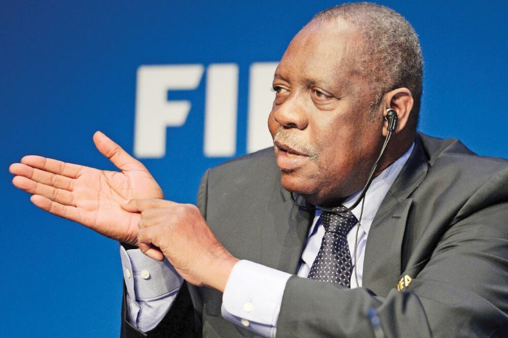 Issa Hayatou espera que pronto se aclare todo (WALTER BIERI. EFE)