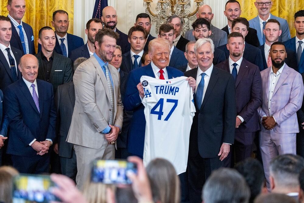 El presidente Donald Trump con un jersey de los Dodgers de Los Ángeles, al recibir este lunes 7 de abril al equipo ganador de la serie 2024 en la Casa Blanca. FOTO: EFE