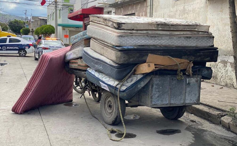 Los recolectores independientes también acudieron a la zona para llevarse los colchones y enseres electrodomésticos que se les mojaron.
Foto: Emilio Fernández
