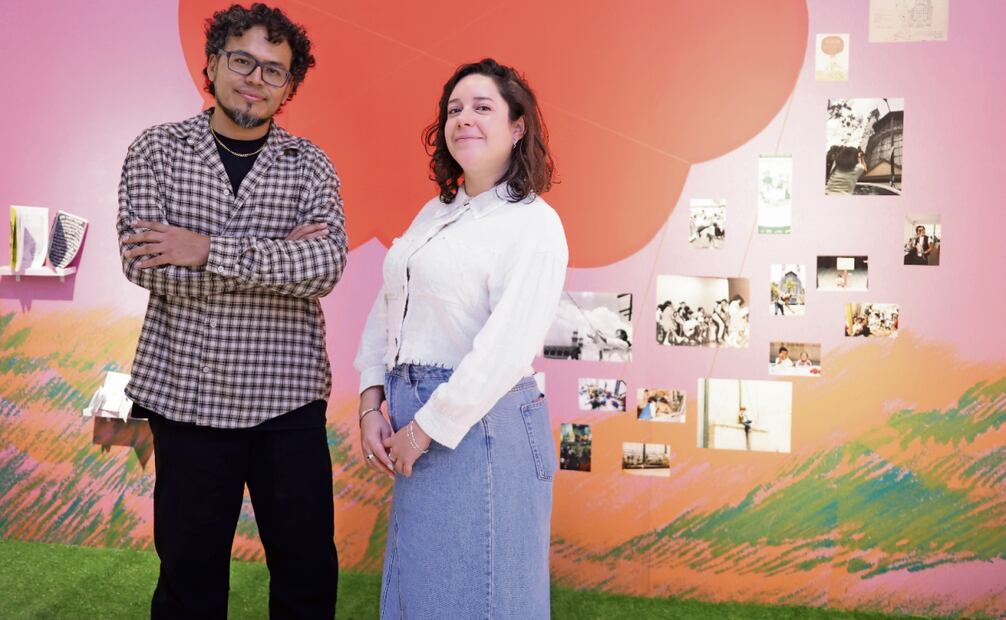 Los curadores Carlos Gasca y Karol Wolley, y parte de la exposición titulada Era un árbol y se convirtió en un bosque en el Chopo. Foto: Fernanda Rojas / EL UNIVERSAL