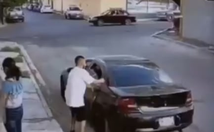 Tras ser captado jalando y maltratando a niña, hombre es detenido en Monterrey 