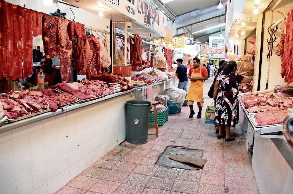 La mayoría de la carne la surte el narco. Su control comienza desde el rastro municipal: ahí la compran a 50 pesos el kilo y a los carniceros se lo venden a 60. Ganan 10 pesos por kilo; 600 mil semanales; 2 millones 400 mil al mes (ARTURO DE DIOS)