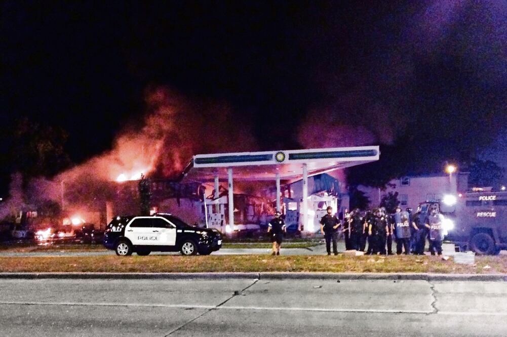 Una gasolinera fue incendiada el sábado en la noche como parte de las marchas en Milwaukee, Wisconsin, por la muerte de un afroestadounidense (GRETCHEN EHLKE. AP)