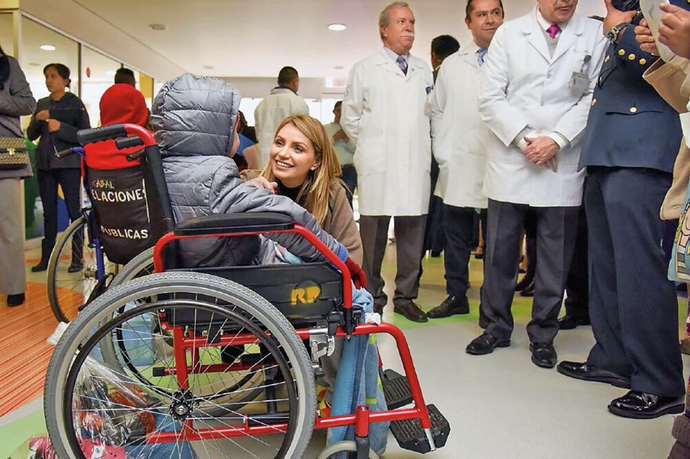 Angélica Rivera, presidenta del DIF Nacional, visitó el Hospital Infantil de México, que espera la visita del Papa el domingo (ESPECIAL)