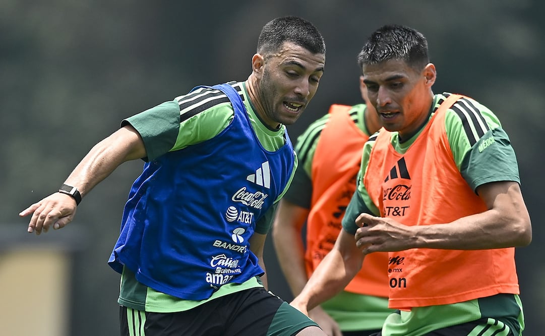 Erik Lira disputa un balón con Guillermo Martínez. FOTO: IMAGO7