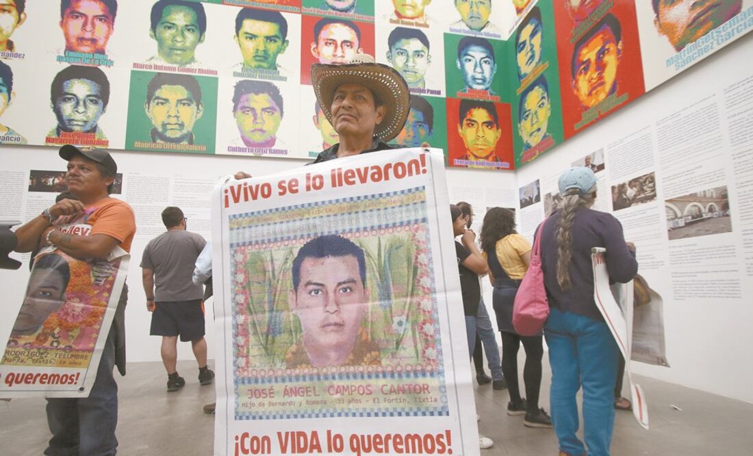 Emocionados, los padres de los estudiantes de Ayotzinapa vieron la obra del artista chino y otros materiales sobre sus hijos. FOTOS: CARLOS MEJÍA. EL UNIVERSAL
