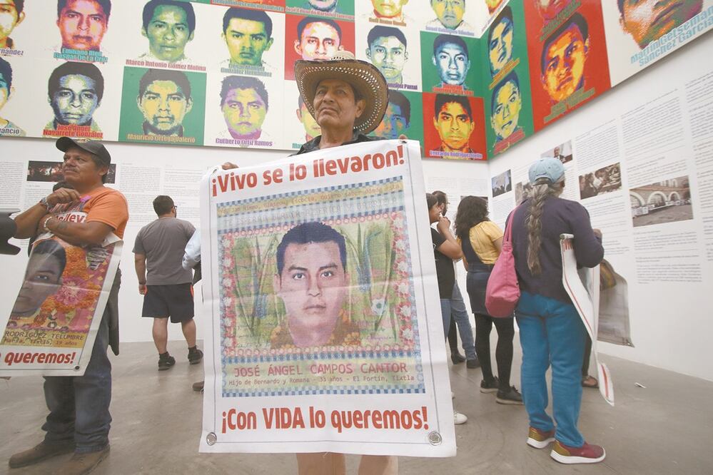 Emocionados, los padres de los estudiantes de Ayotzinapa vieron la obra del artista chino y otros materiales sobre sus hijos. FOTOS: CARLOS MEJÍA. EL UNIVERSAL