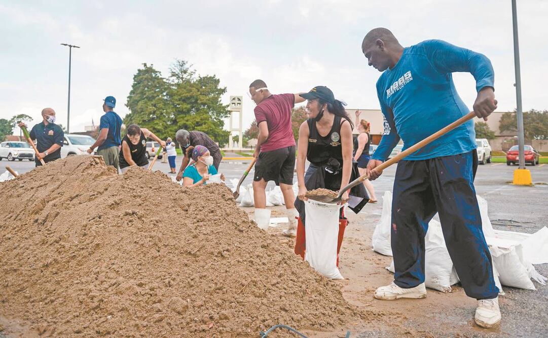Voluntarios alistan sacos de arena en Nueva Orleans. El gobernador de Louisiana, John Bel Edwards, informó en su Twitter que se espera que el sistema “toque tierra al menos como un huracán de categoría 3”. Foto: ANDREW CABALLERO-REYNOLDS. AFP