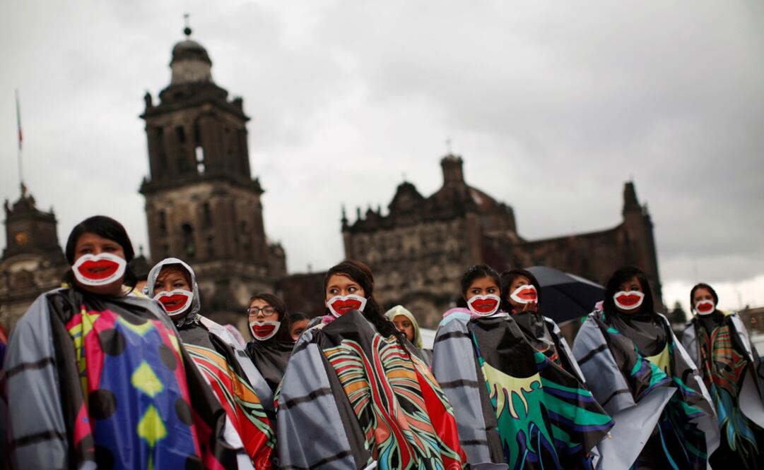 Activistas con máscaras que protestan por la despenalización del aborto en México - Foto:Carlos Jasso/REUTERS