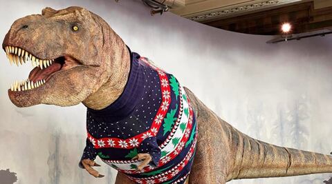 Museo de Historia Natural de Londres exhibe T-Rex con "ugly sweater" navideño