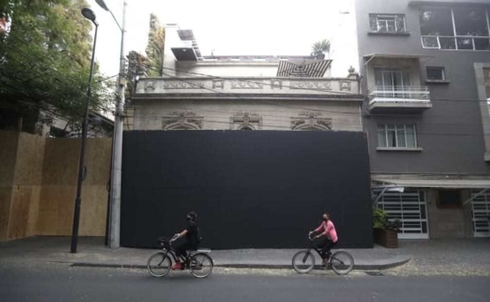 Previo al 8M, Andrés Roemer "amuralla" su casa