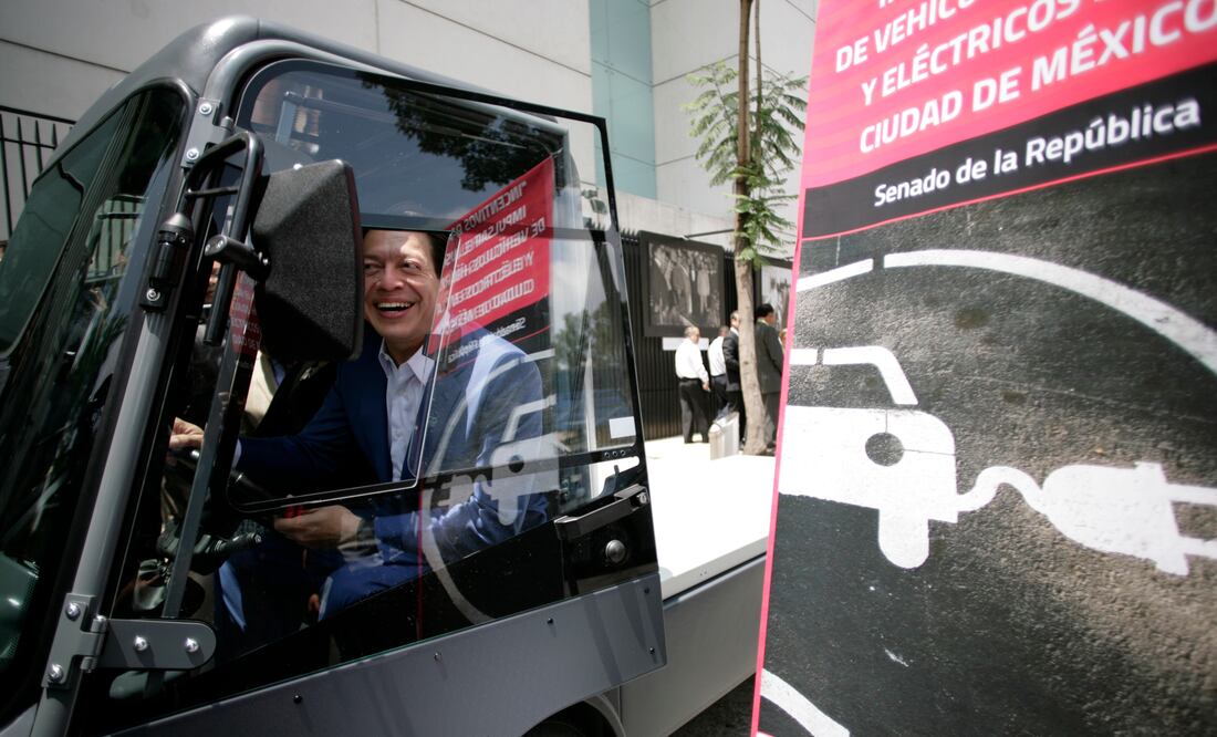 El senador Mario Delgado (PRD) dio una vuelta ayer por las calles Madrid, París y Paseo de la Reforma, en los alrededores del Senado, para probar un vehículo eléctrico (IVÁN STEPHENS. EL UNIVERSAL)