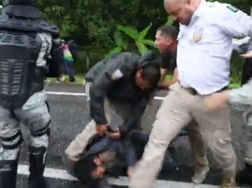 Funcionarios de Migración que patearon a migrante ya fueron dados de baja, dice AMLO