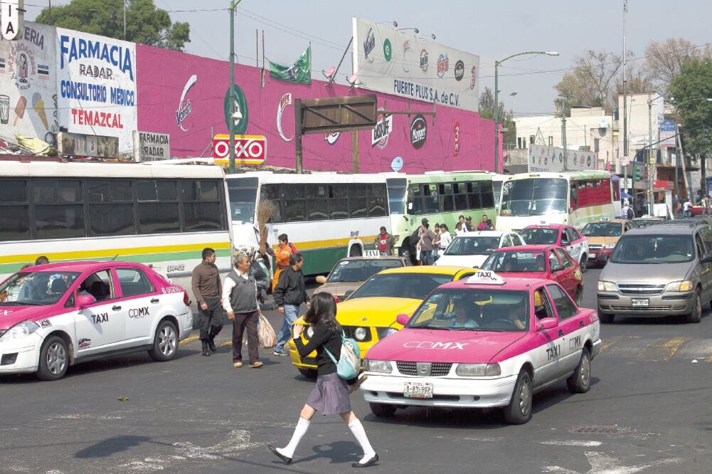 En las inmediaciones de la estación Tacubaya se observa un gran número de vehículos, algunos cromatizados y otros particulares, que ofrecen servicio de taxi colectivo hacia el poniente de la Ciudad de México (JENIFER NAVA. EL UNIVERSAL)