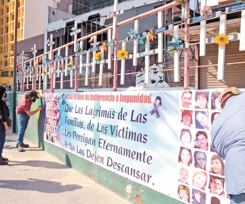 Familias de algunas víctimas colocaron una manta en protesta por el proceso de democión del casino. Foto: Emilio Vásquez/El Universal