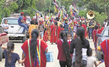 Triquis despiden el carnaval con danzas y color