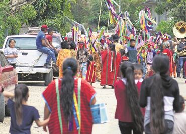 Triquis despiden el carnaval con danzas y color
