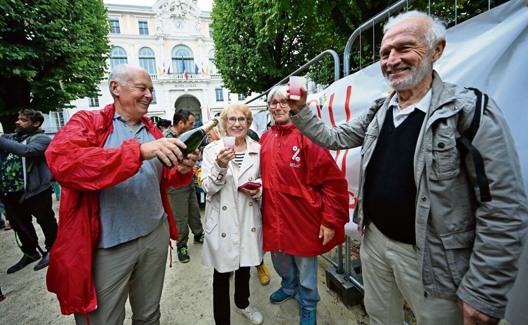 Manifestantes celebran en París tras la derrota del primer ministro, François Bayrou, en el voto de confianza al que se sometió ayer. Foto: Gaizka Iroz / AFP