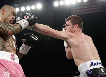 Alvarez takes middleweight title over Cotto
