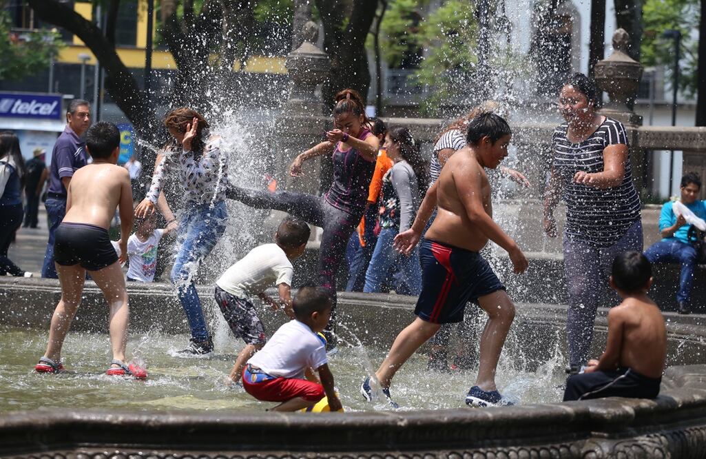 JOVENES MITIGAN EL CALOR EN LAS FUENTES DE LA ALAMEDA CAPITALINA. FOTOS: BERENICE FREGOSO/EL UNIVERSAL