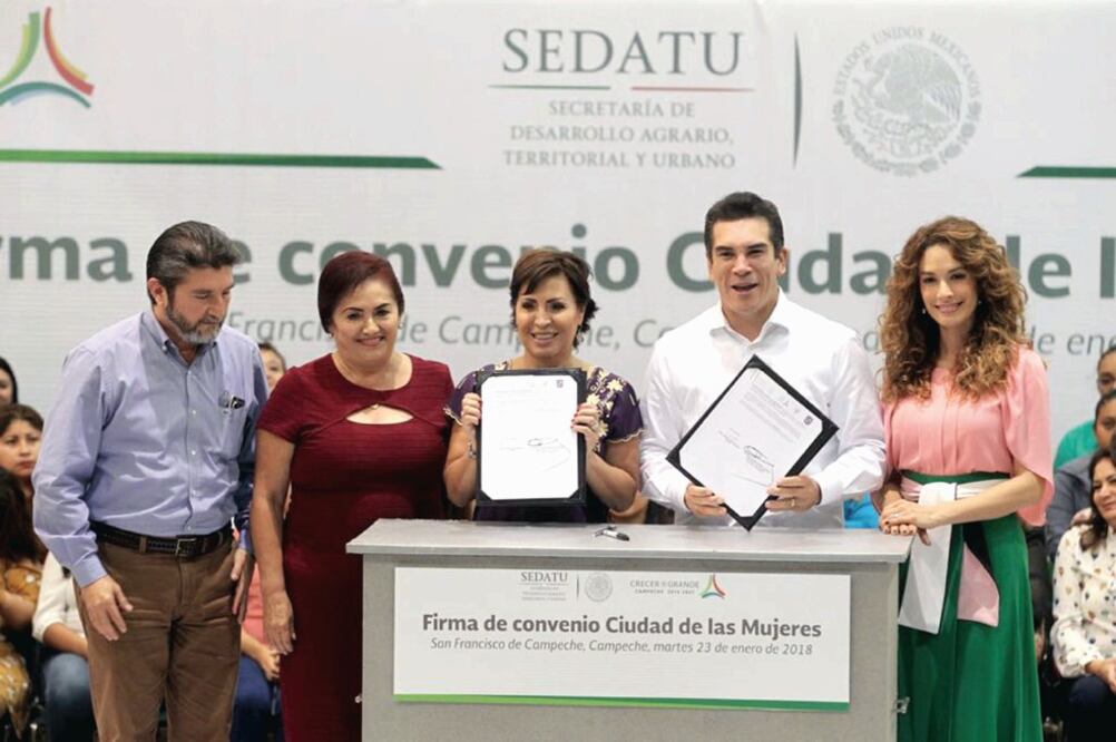 Rosario Robles (centro) recordó que la primera Ciudad de las Mujeres se construyó en Tlalpa, Guerrero, para atender las necesidades del sector (SEDATU)