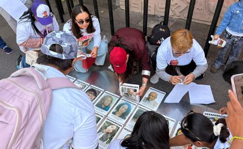 Familias y colectivos colocan fichas de búsqueda de sus seres queridos en el Centro de Atención Integral para la Búsqueda de Personas (28/03/2026). Foto: Sharon Mercado / EL UNIVERSAL
