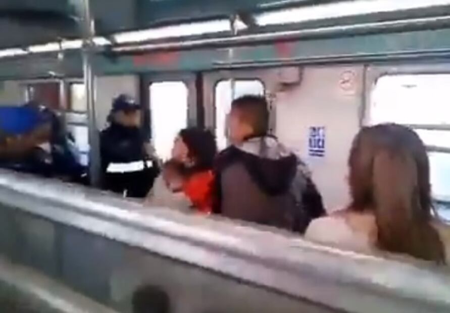 Captan a presuntos vagoneros golpeando a policías en el Metro