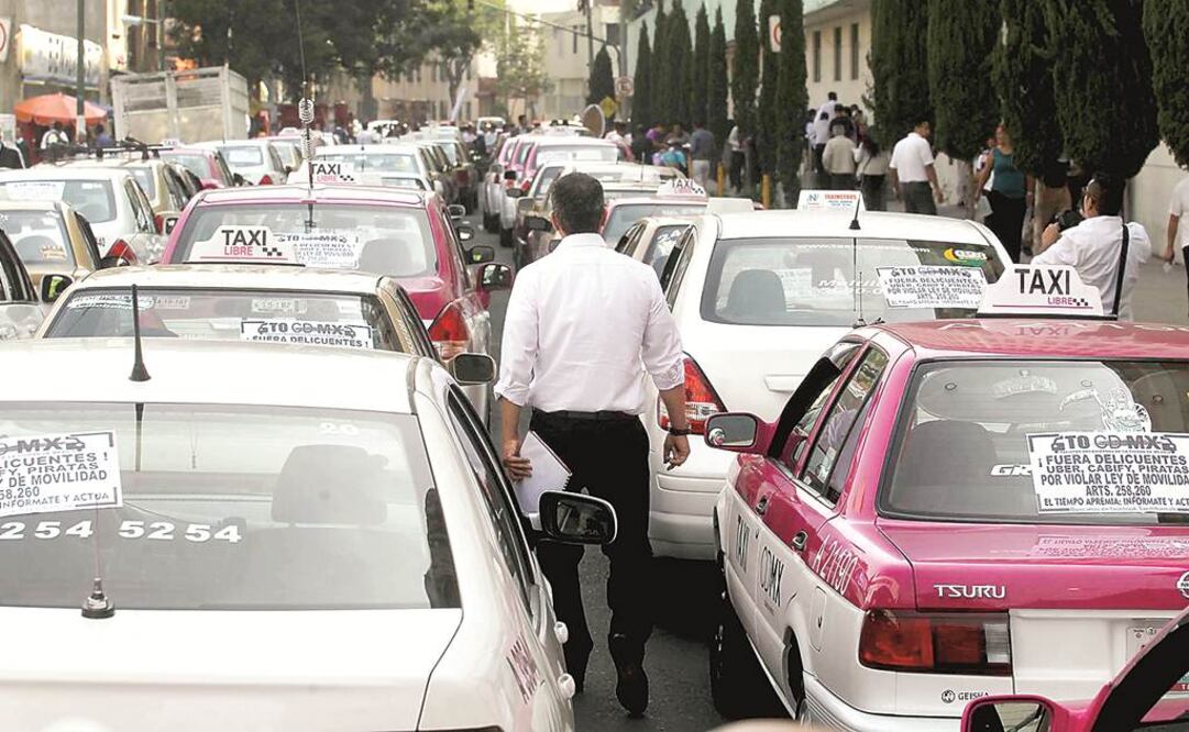Los conductores de autos de alquiler se manifestaron, hace unas semanas, frente a las instalaciones de la PGJDF para pedir el bloqueo de Uber y Cabify por competencia desleal.