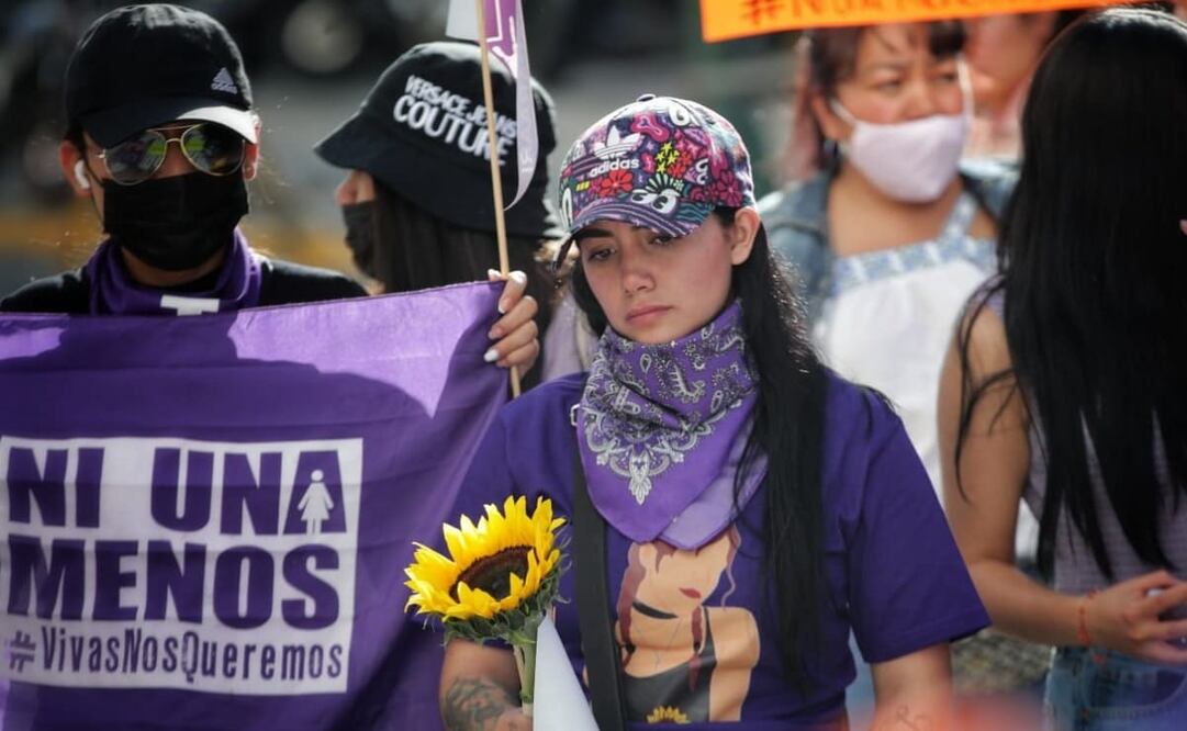 A las 13:00 horas, amigas de Ariadna Fernanda, comenzaron a concentrarse en la explanada del Monumento a la Revolución / Foto: Fernanda Rojas